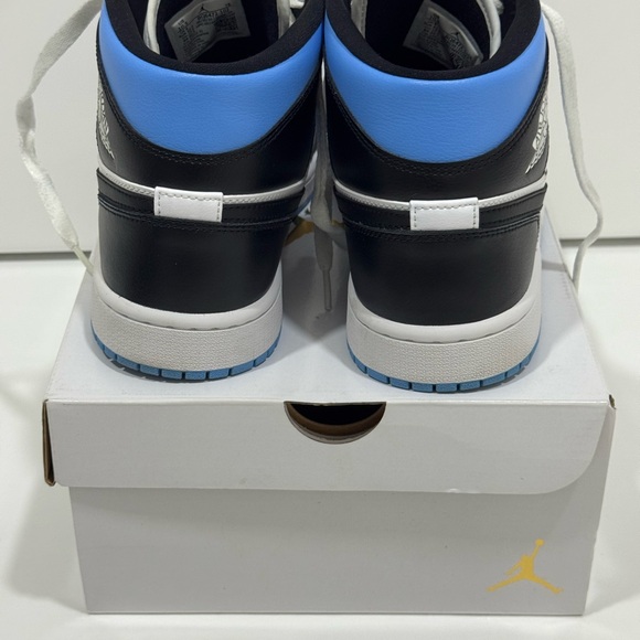 Jordan Men\'s Black, White, and Blue Sneakers